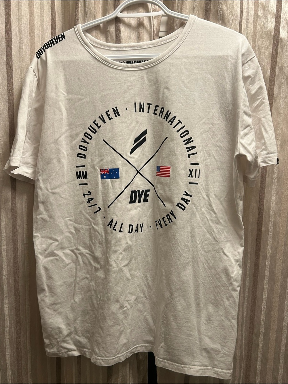 DOYOUEVEN White Graphic Men’s T-Shirt, Size XL
